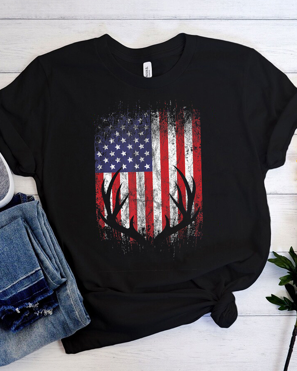 Deer Hunting American Flag Whitetail Buck Antlers T-Shirt
